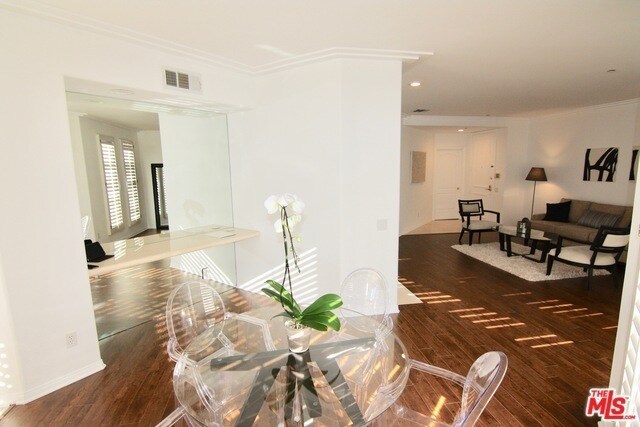 Foto del edificio - 2349 S Beverly Glen Blvd