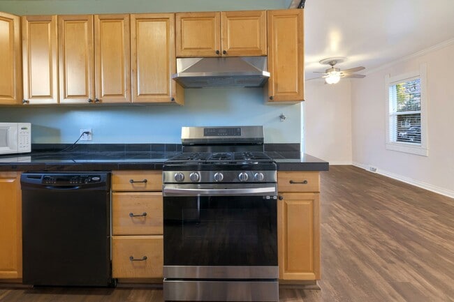 Foto del edificio - Charming 1924 Bungalow! 3 bedrooms and 1 b...