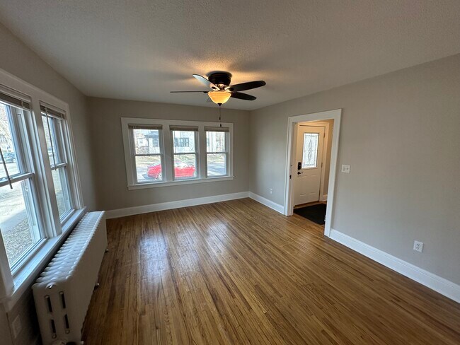 Sala de estar y entrada principal - 235 Logan Ave N