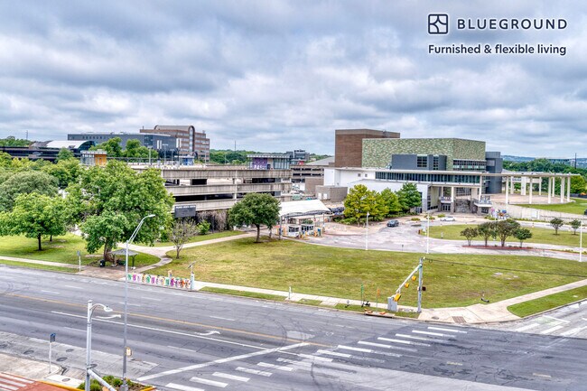 Foto del edificio - 422 W Riverside Dr
