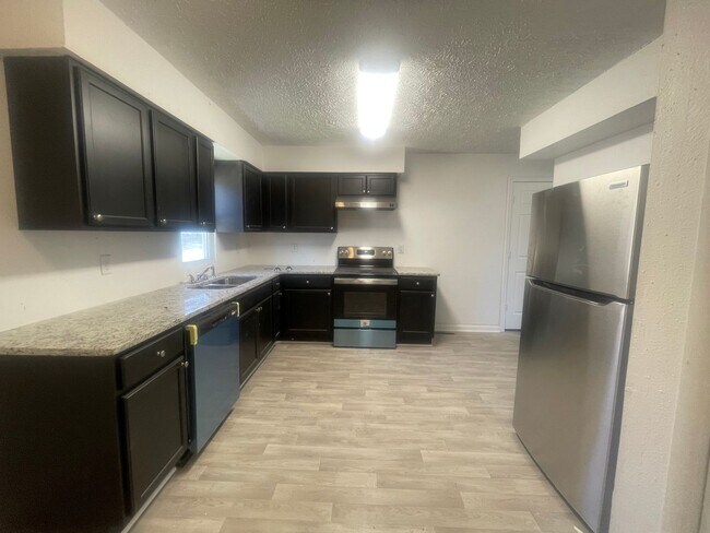Foto del edificio - Remodeled 3 bedroom 1 bathroom 1 car garag...