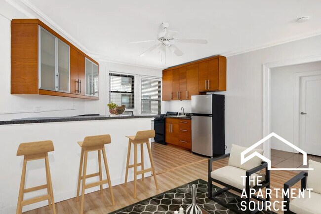 Foto del edificio - 2756 N Pine Grove Ave