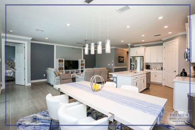 Foto del edificio - ***STUNNING 4 BEDROOM HEATED POOL HOME IN ...