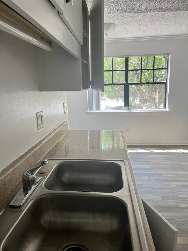 Foto del edificio - 3215 Baird Ave