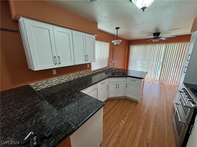 Building Photo - 10041 Dove Ridge Dr