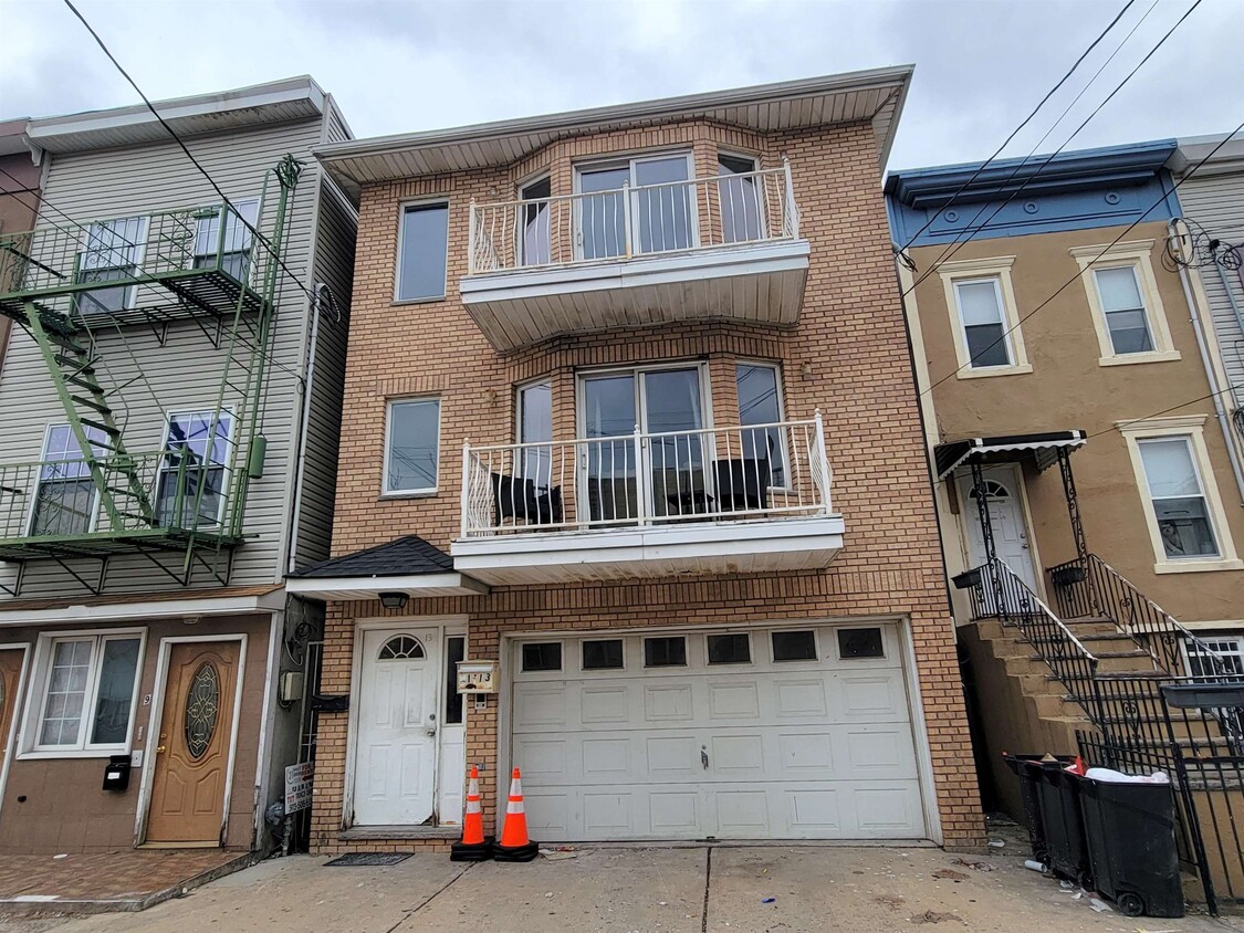 Primary Photo - 11 Wallis Ave