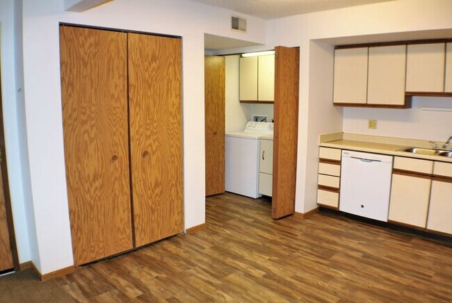 Building Photo - $1,025 | 2 Bedroom, 1 Bathroom Condo | Pet...