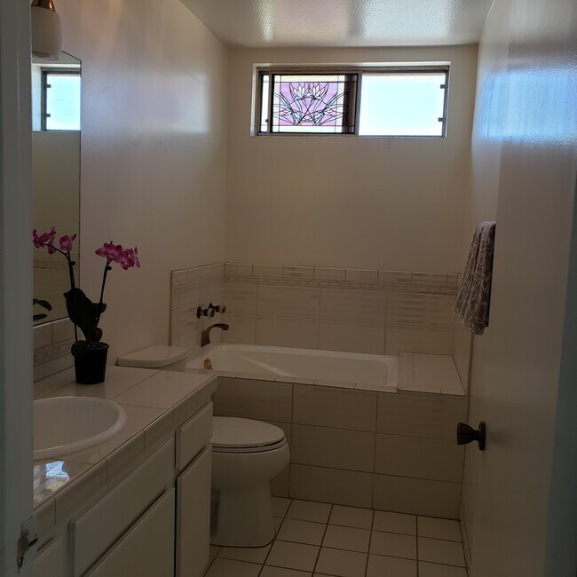 Bath 2 - 15214 S Raymond Ave
