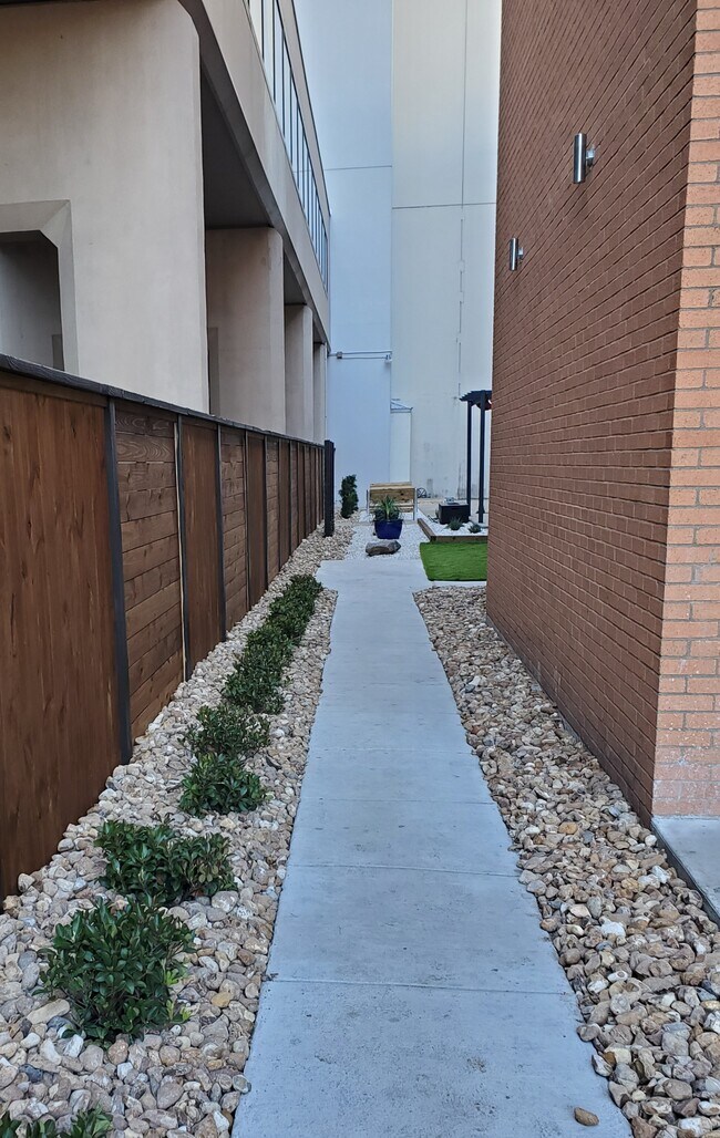 Building Photo - 817 N Carancahua St