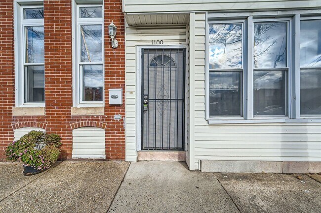 Building Photo - 3 Beds 1.5 Baths | $1475 | 1100 Clendenin ...