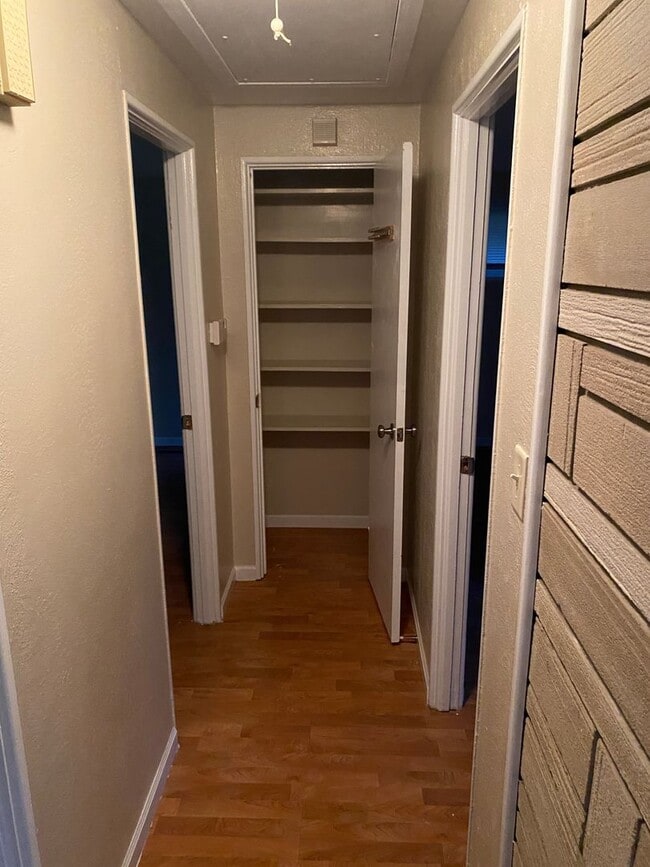 Building Photo - Gorgeous 2 bedroom1 bathoom mid-centutry r...