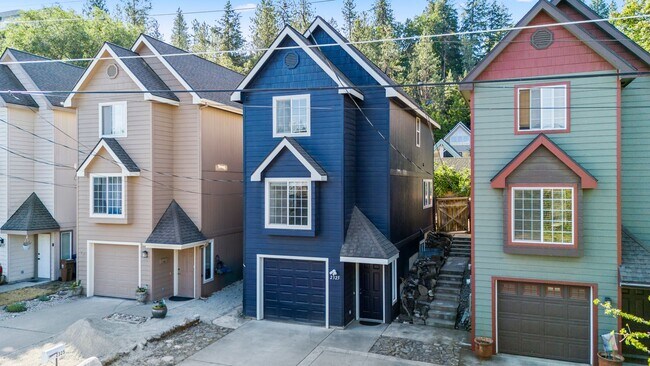 Building Photo - Downtown / Peaceful Valley 2 Bed 2 Bath ho...