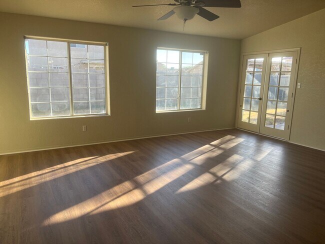 Foto del edificio - ALL NEW FLOORING!! CLOSE TO AWC!!
