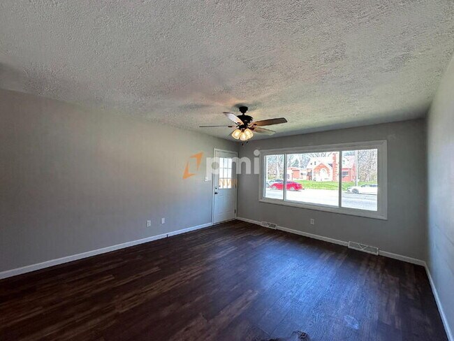 Foto del edificio - 3010-3012 Willowcreek Rd