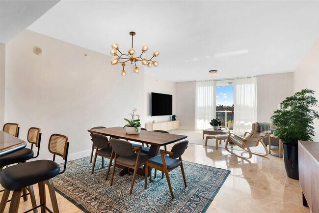 Foto del edificio - 14951 Royal Oaks Ln