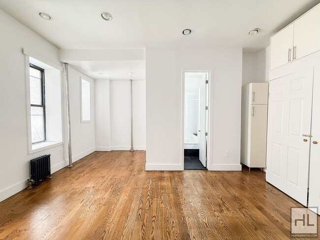 Building Photo - EASTERN PARKWAY / Crown Heights Studio 1-Bath