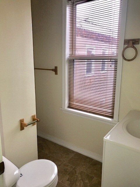 Foto del edificio - Great 2BR/1BA Queen Village Apartment Available Now