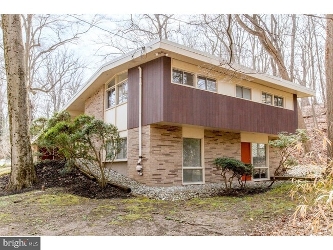 Building Photo - 307 S Woodbine Ave