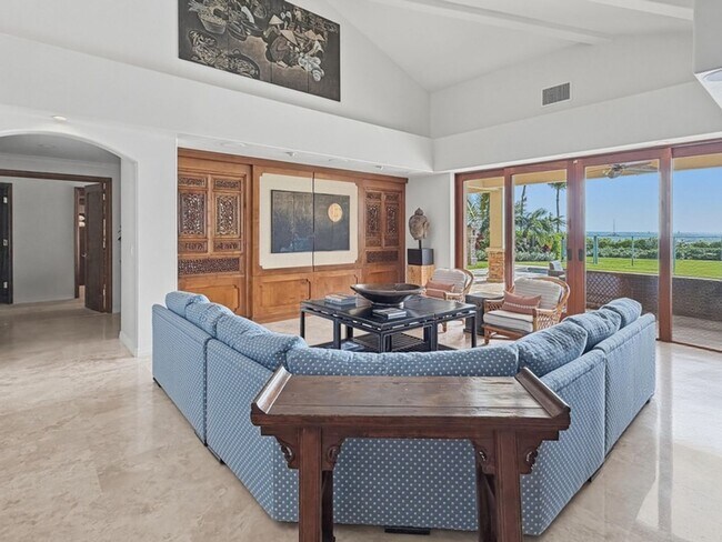 Foto del edificio - Portlock Oceanfront Estate: Luxury Beachfront Home w/ Pool & Sunset Views