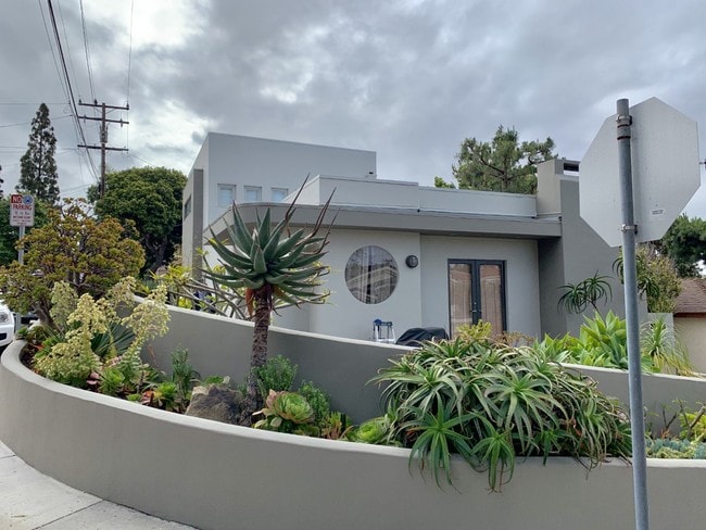 Walnut St. - 2616 Walnut Ave