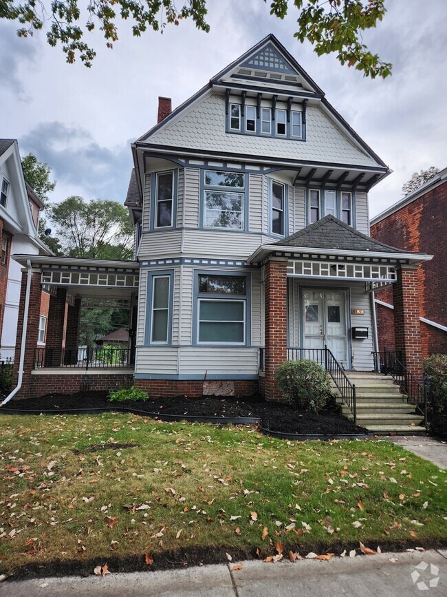 Street View - 389 W Grand Blvd