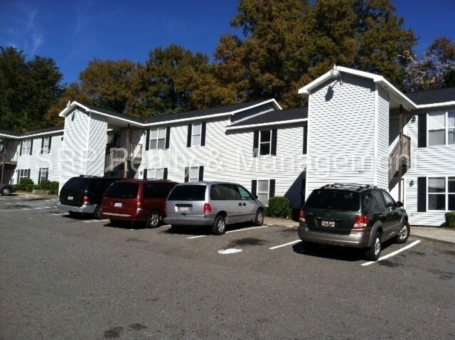 Building Photo - 910 E Davis Ave