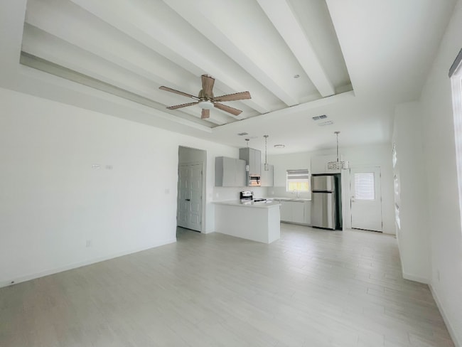 Building Photo - 1623 W Smt Dr