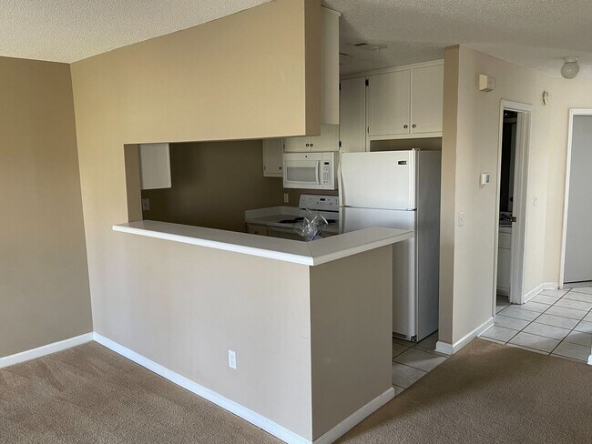 Foto del edificio - Briarwood West!!!   FULL PAINT!!!   FIREPLACE!!