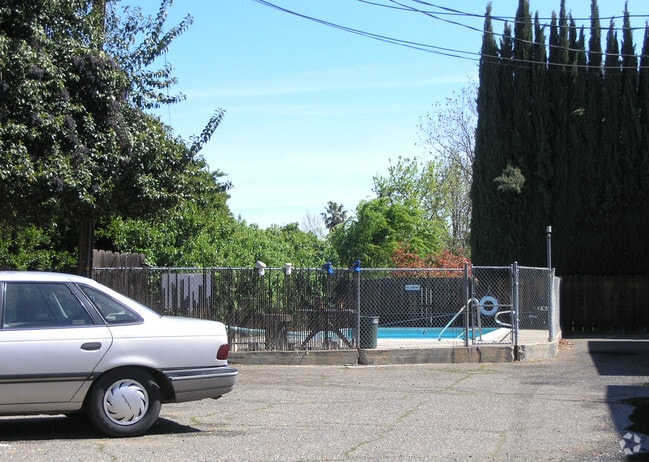Building Photo - Birchwood Apartments