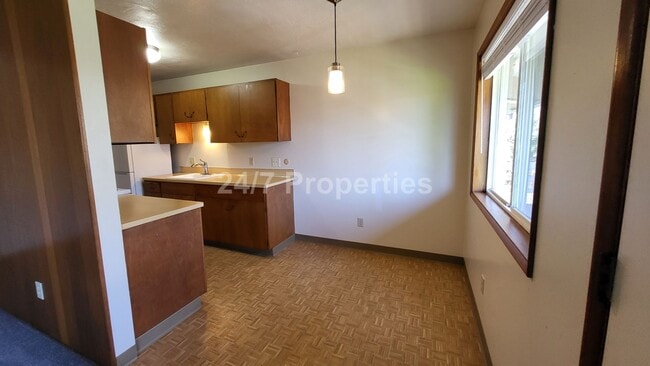Building Photo - Beautiful 1 BD | 1 BA Apartment with a View - Near OHSU Campus!