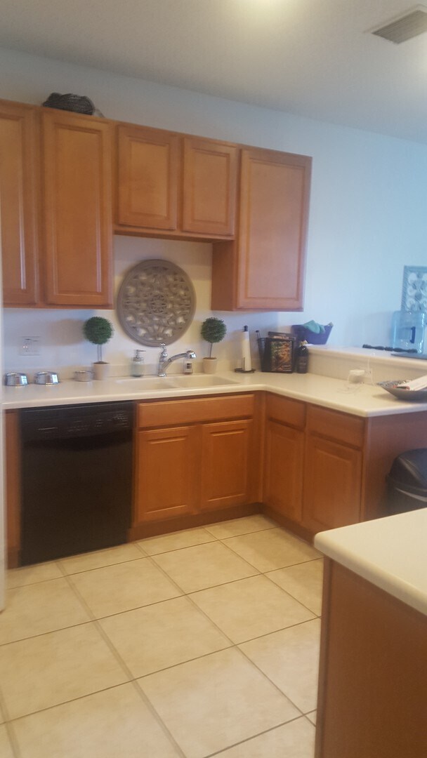 Foto del edificio - WALK TO BEACH, 3 BEDROOM 2 CAR GARAGE HOME!!! CLOSE TO EVERYTHING!