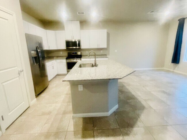 Building Photo - Newer 5 Bd, 3 Bth, Bonus Room, Open Floor ...