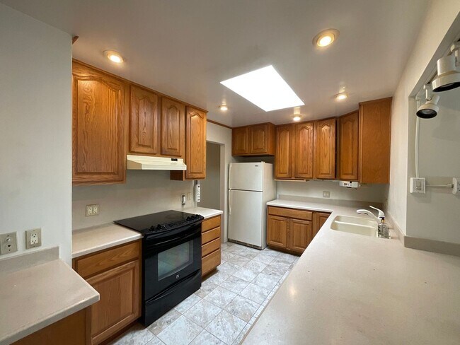 Building Photo - 1049 Via Enrico, San Lorenzo, CA 94580
