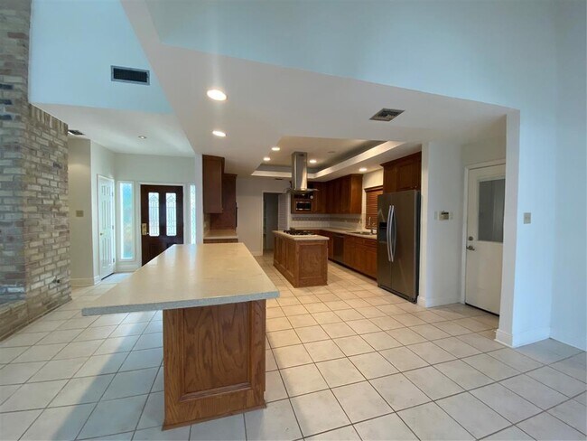 Building Photo - 14803 El Miranda Dr