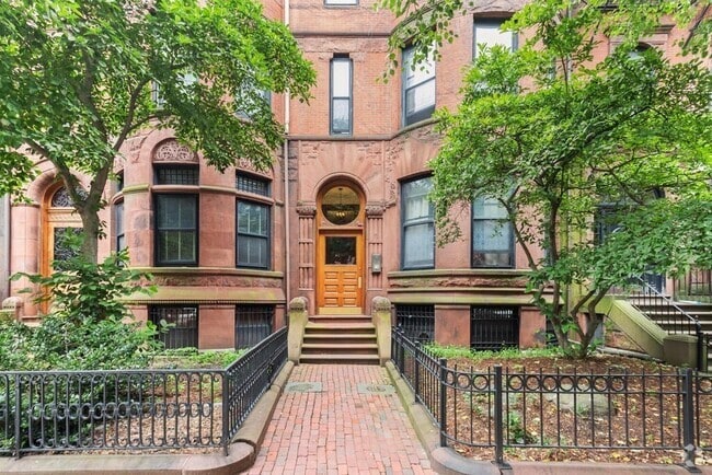 Building Photo - 473 Beacon St