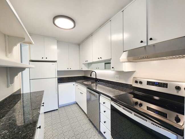 Updated extra large one bedroom at Woodlake - Updated extra large one bedroom at Woodlake Apartment