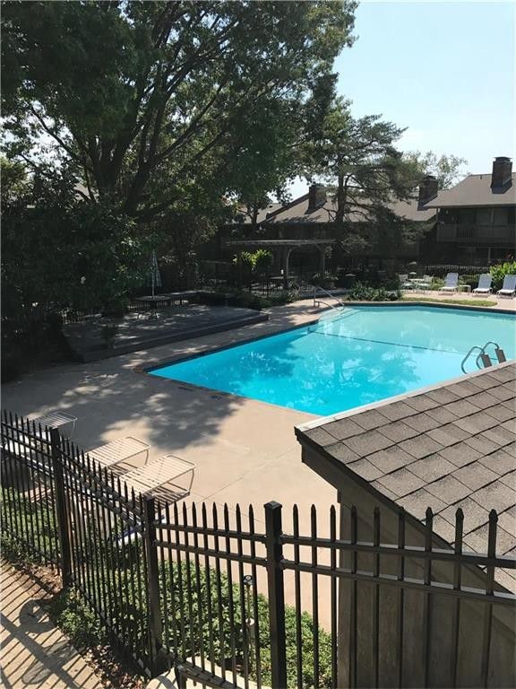 Lg patio/pool with grill - 8716 Metcalf Ave