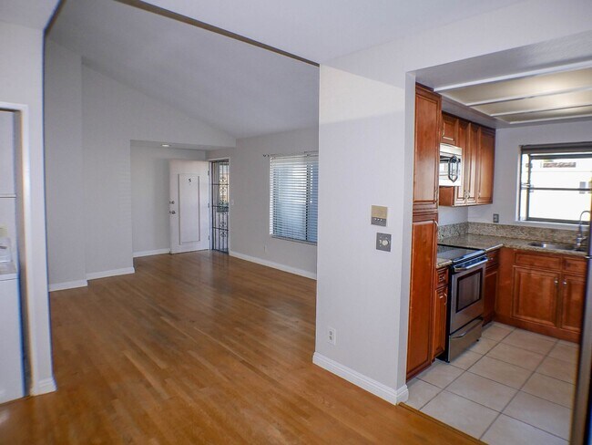 Building Photo - Charming 2 bed/2 bath second level condo w...