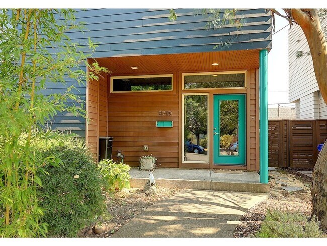 Foto del edificio - Boise Neighborhood New Construction 3-Story Home with All of the Amenities, Rooftop Patio, Fenced...