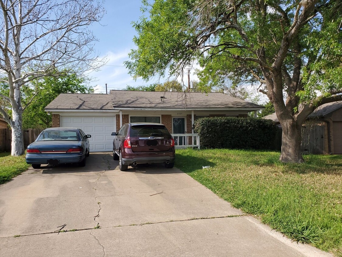 Bryan - 3 Bedroom - 2 Bath -1 vehicle garage - Fenced in back yard - House. - Bryan - 3 Bedroom - 2 Bath -1 vehicle garage - Fenced in back yard - House.