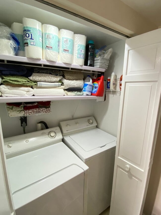 Building Photo - Absolutely Gorgeous 2 Bed In A Prime Locat...