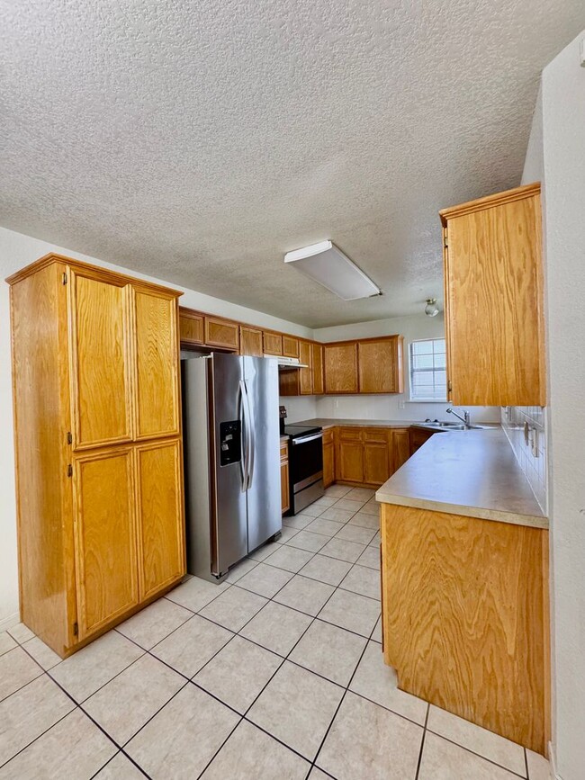Building Photo - Inviting 3 Bedroom 2.25 Bath home in Hymesa Estates!