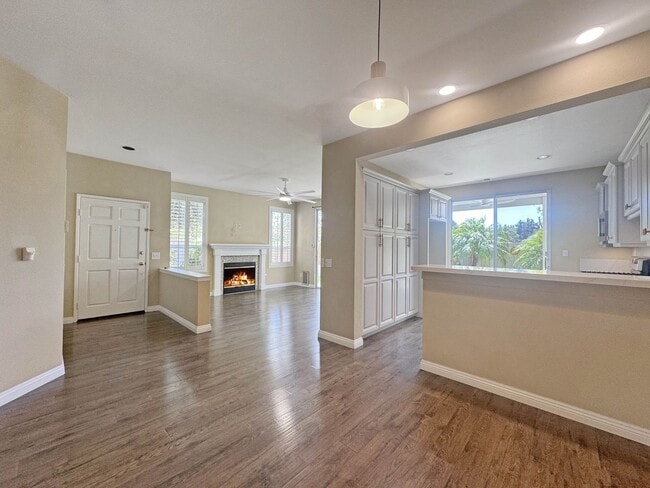 Building Photo - Modern 4BD/3BA Townhouse in San Miguel Ran...