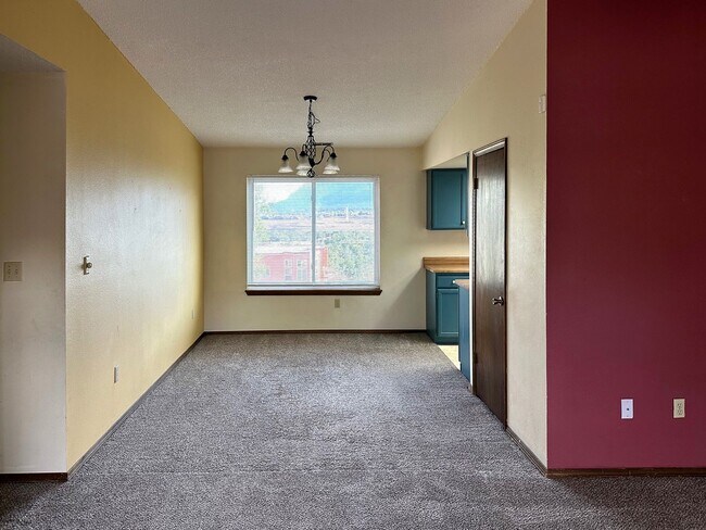 Building Photo - Great 2 Bedroom 1 Bath Condo on the NW Side.