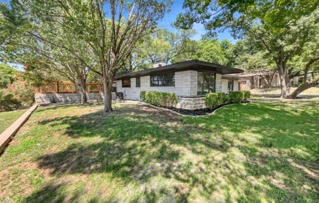 Building Photo - 4701 Winthrop Ave W