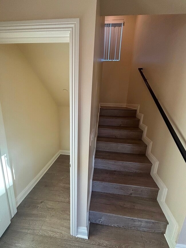 Building Photo - 214 E 101st St