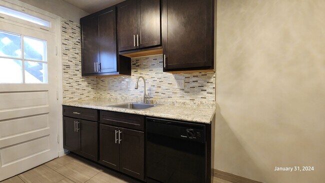 Building Photo - ***Dogtown***One Bedroom, One Bath***In Unit Laundry***