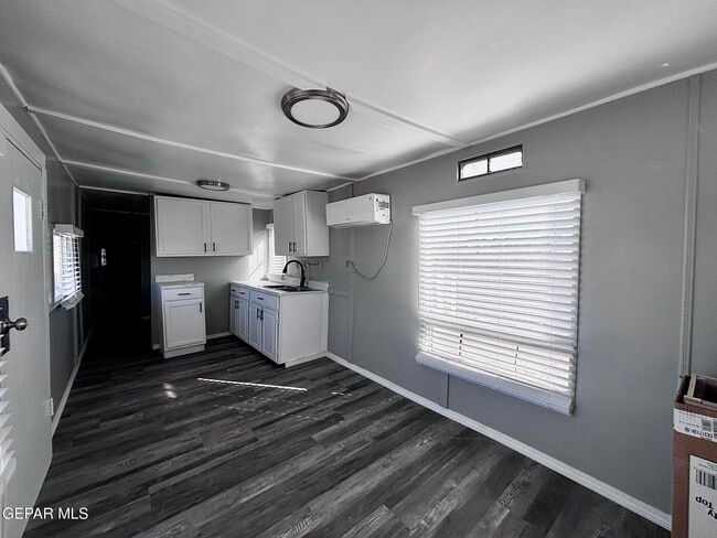 Building Photo - 8335 Roseway Dr
