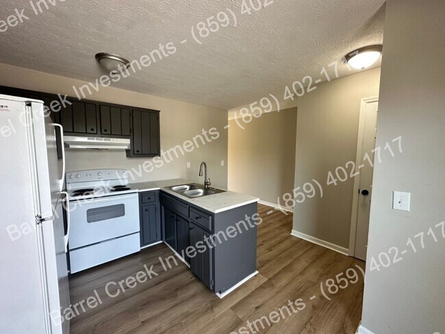 Foto del edificio - 2-Bed 1.5-Bath Townhome!