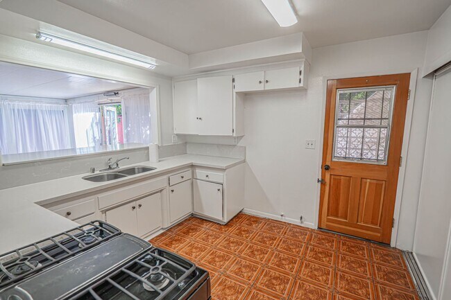 Building Photo - Spacious 4-Bedroom + Office Home on a Cul-de-Sac in Panorama City!